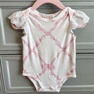The Beaufort Bonnet Company Wendy Onsie in Belle Meade Bow! 6-12, Like New!💕